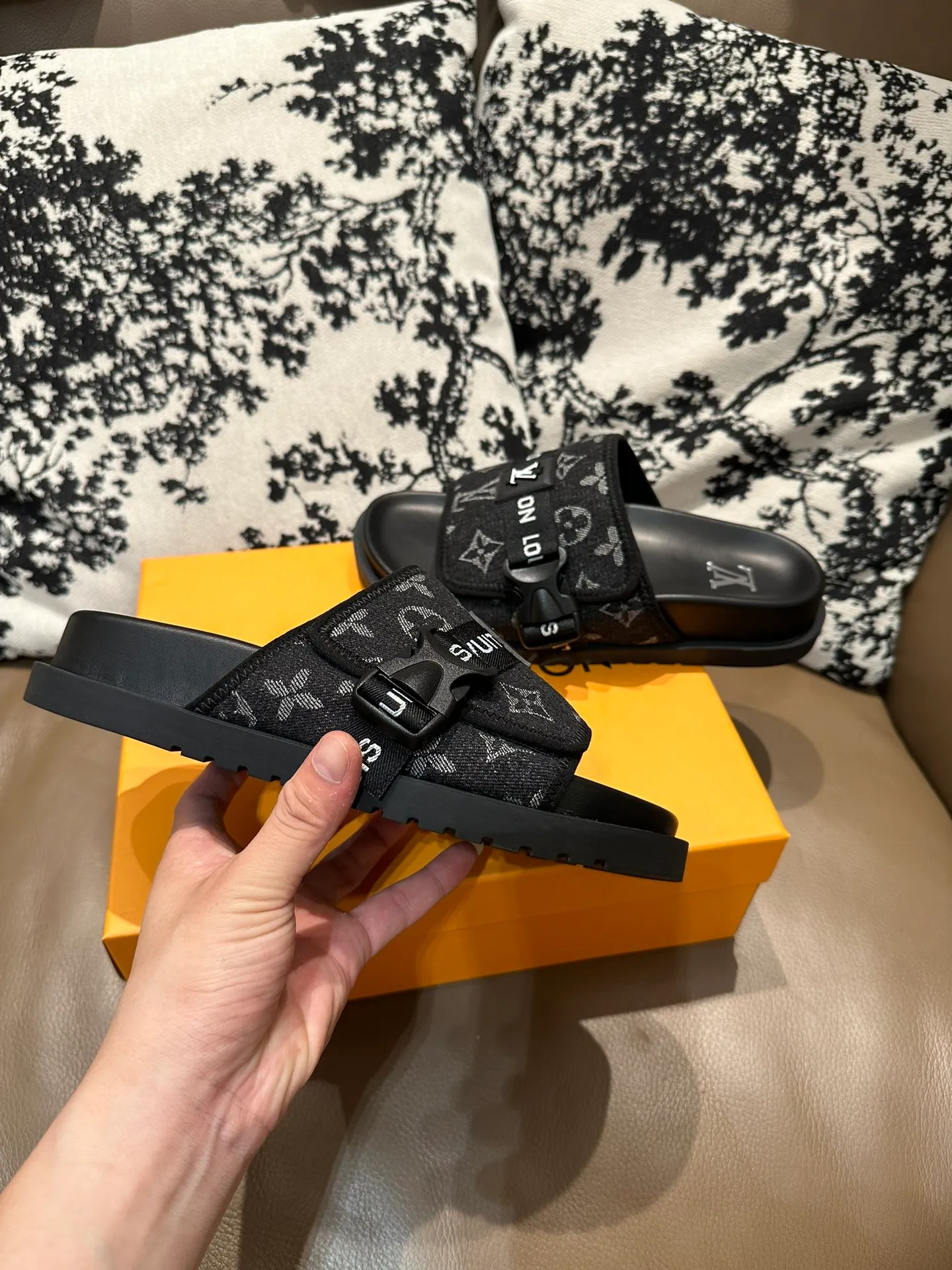 Men's shoes 💰360💰 LV buckle and Velcro, cowhide surface, sheepskin lining, size 36-46